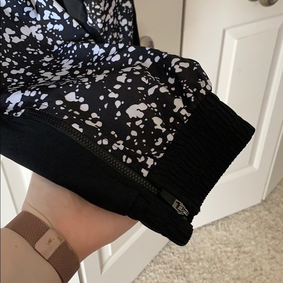 Fabletics patterned jogger capris - Picture 3 of 6